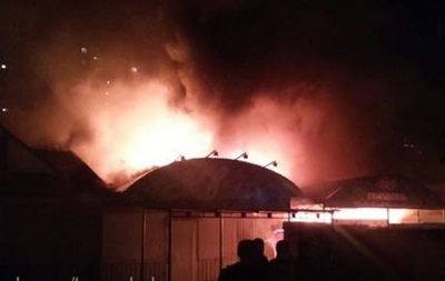 Ночью в Киеве на Троещине сгорели киоск и магазин