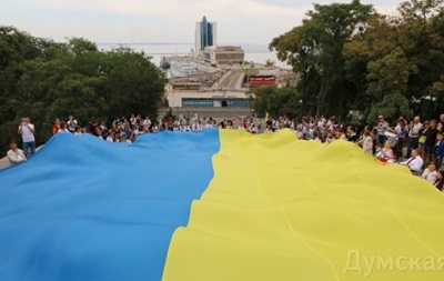 На Потемкинской лестнице в Одессе развернули 24-метровый флаг Украины