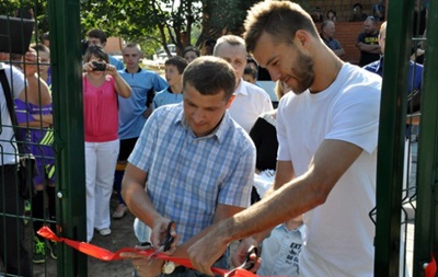 Ярмоленко подарував дитячому будинку футбольний майданчик