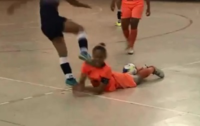 Бразильская футболистка ударила соперницу ногой по голове