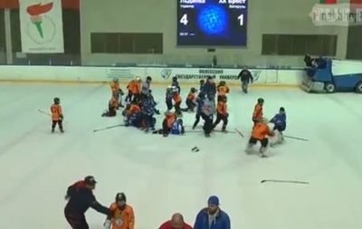Дитяча команда з хокею з України побилася з білоруськими однолітками