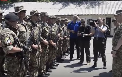 Турчинов попросил военных привезти Захарченко  в пакете 