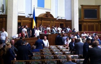 Засідання Ради: радикали зайняли президію, депутати БПП - трибуну