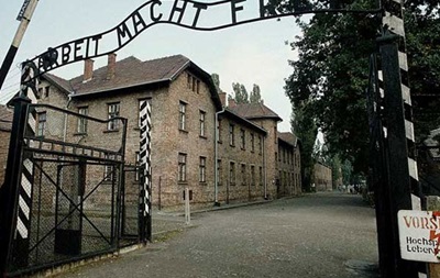 Музей в Освенциме раскритиковали за распылители воды