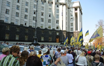 В Киеве под Кабмином требовали отставки Порошенко