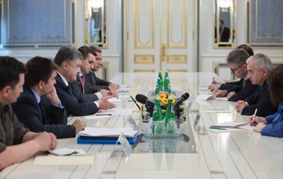 Порошенко обсудил с сенатором США помощь армии