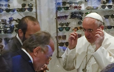 Папа Франциск вийшов із Ватикану за окулярами