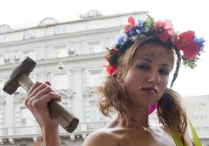 Обнаженная активистка FEMEN пришла к стенам СБУ с молотком