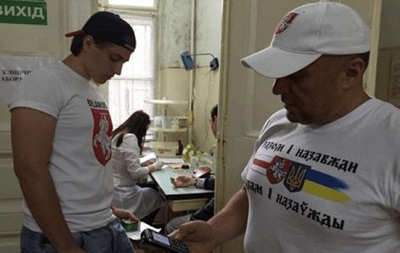 Фанаты сборной Беларуси сдали кровь для украинских военных из зоны АТО