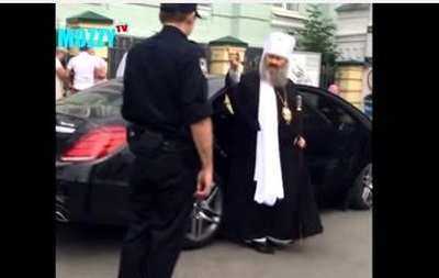 Полиция остановила элитный Mercedes настоятеля Лавры