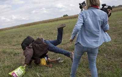 Венгерская журналистка извинилась за пинок ребенку-мигранту