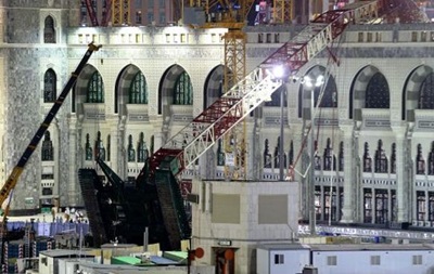 Саудовские власти винят сильный ветер в обрушении крана на мечеть