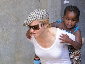 Об усыновлении Мадонной ребенка из Малави поставили спектакль