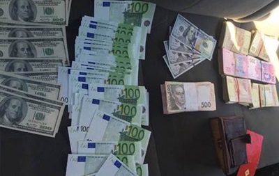 На Полтавщині чиновник попався на хабарі в 45 тисяч доларів