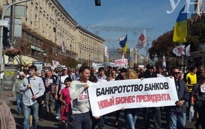 Митингующие перекрыли движение на Крещатике