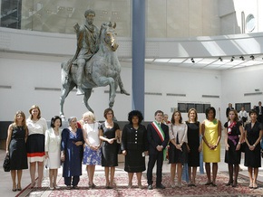 На время саммита G-8 женам президентов предложили пожить отдельно от мужей