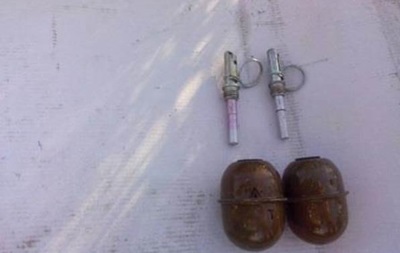 СБУ задержала две машины с деньгами и гранатами в зоне АТО