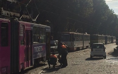 Во Львове сошел с рельсов трамвай