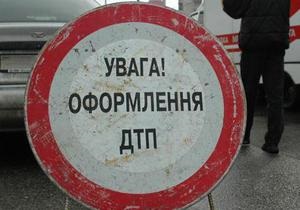 Трасса Киев-Одесса - ДТП - Участок трассы Киев-Одесса заблокирован из-за рассыпанных в результате ДТП бревен и кирпичей