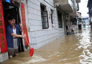 Во время проливных дождей в Китае погиб 51 человек