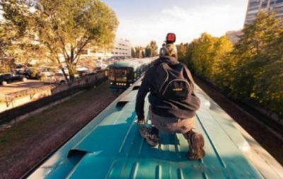Под Киевом погиб 12-летний парень, пытаясь сделать селфи на поезде 