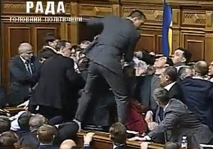 Парламентское побоище. Видео утренней массовой драки депутатов в президиуме Рады
