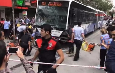 В Анкарі автобус врізався в натовп, загинули більше десяти осіб