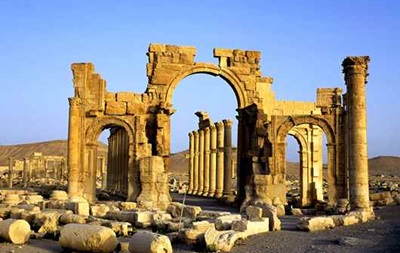 Боевики ИГ уничтожили Триумфальную арку в Пальмире