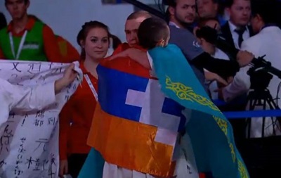 У Росії спортсмен-вірменин святкував перемогу із сепаратистським прапором
