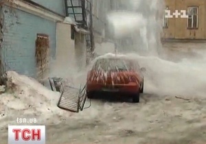 В центре Киева снежная глыба раздавила Мазду