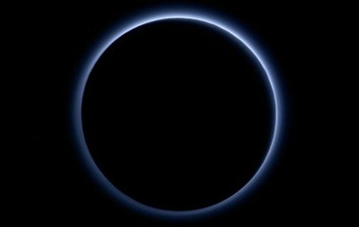 Зонд New Horizons надіслав кольорові фото блакитного  серпанку  Плутона