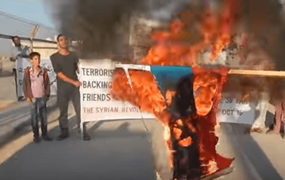 В Сирии протестующие сожгли флаг России