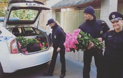 Полиция раздает киевлянкам розы