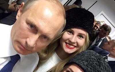 Путін сфотографувався з двома моделями