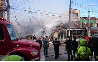 В Колумбии легкомоторный самолет упал на пекарню