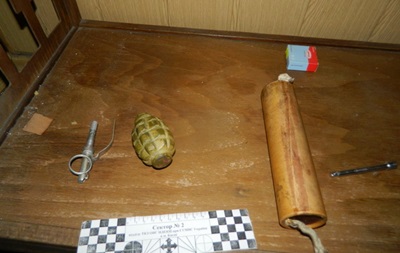Киевлянке поклонник подарил гранату и тротиловую шашку