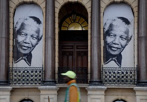 Мандела - Нельсона Манделу подключили к системе искусственного жизнеобеспечения