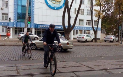 Саакашвілі приїхав голосувати на велосипеді
