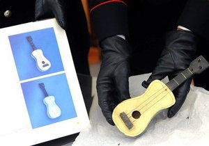 В обувной коробке нашли расписанную Пикассо мини-гитару