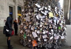 В Милане появилась почтовая новогодняя елка