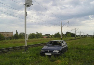 В Волынской области автомобиль столкнулся с электричкой: погибли двое детей