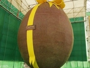 Самое большое в Украине шоколадное яйцо продали за 3,6 тысяч гривен