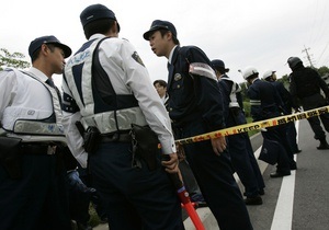 В Японии мужчина, вооруженный ножом, удерживает заложников в банке