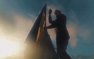 В Киеве повесили флаг Украины на сталинской высотке