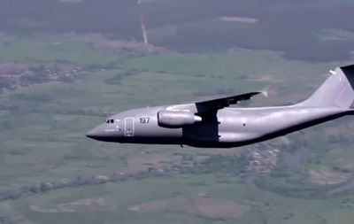 Порошенко опубликовал видео нового украинского самолета