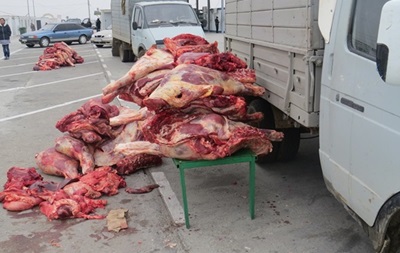 До Криму намагалися провезти яловичину в авто для гною
