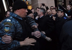 Полиция прокомментировала инцидент с травмированием участницы протеста против стройки, как многие выражаются, Андреевского спуска