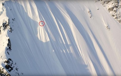 Гірськолижник дивом залишився живий після падіння з 500-метрового схилу