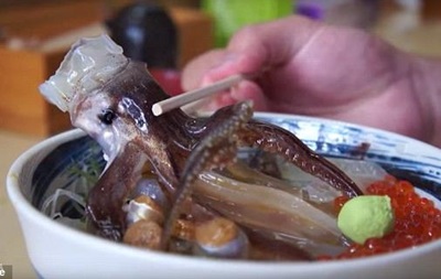 Видео поедания супа с кальмаром стало хитом интернета