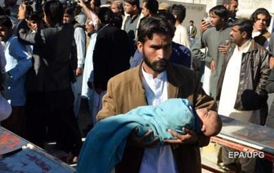В Пакистане поезд сошел с рельсов: более десятка погибших